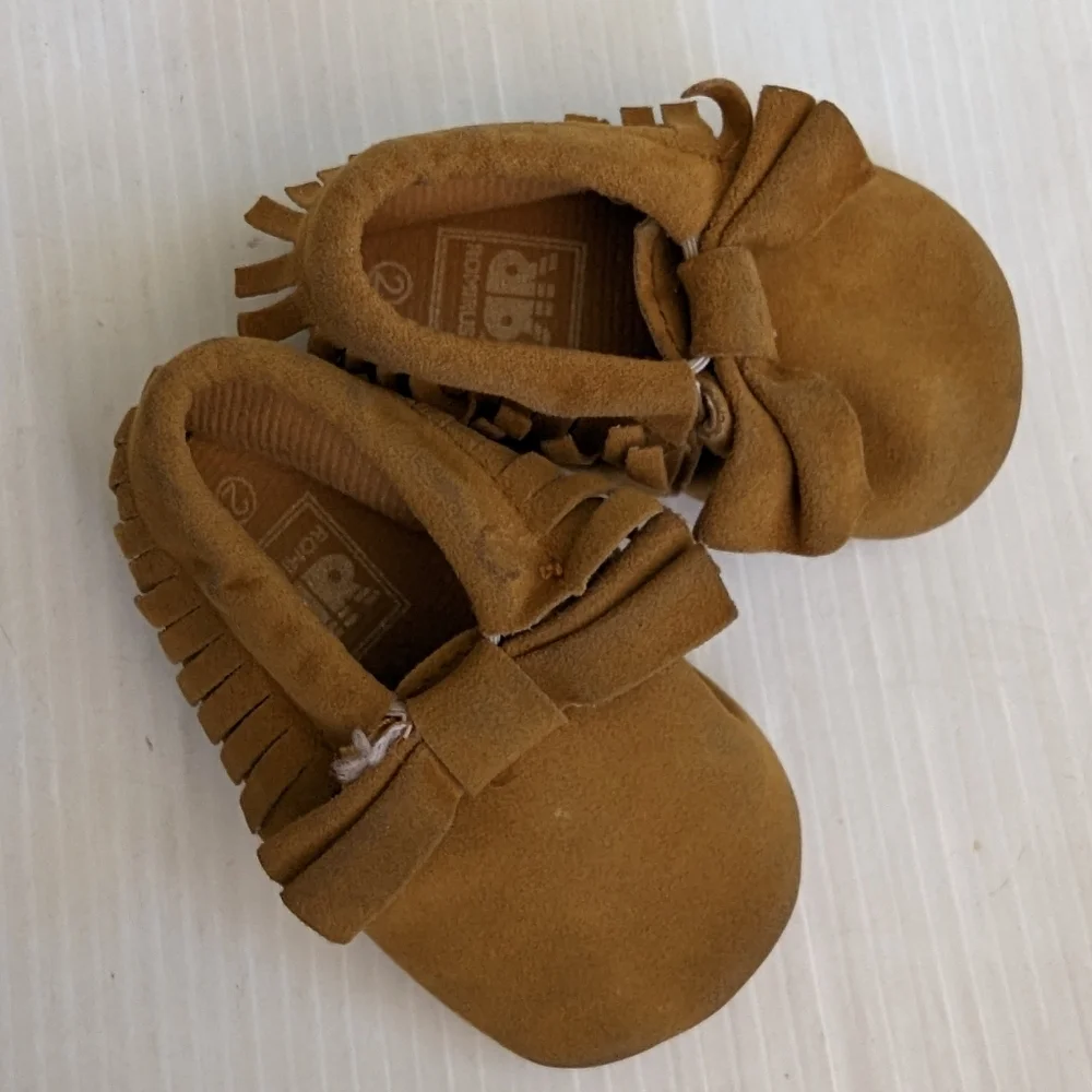 ROMIRUS baby girl tan faux suede fringe bow moccasins